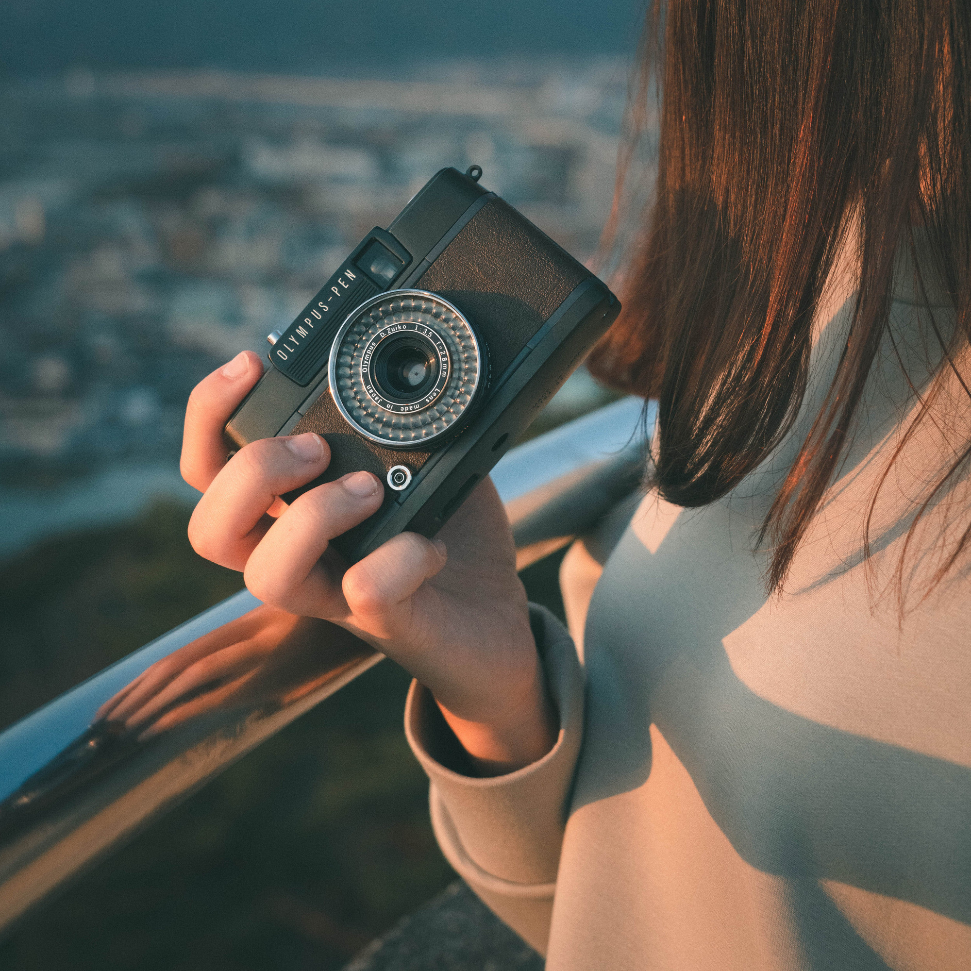 Olympus PENを構える